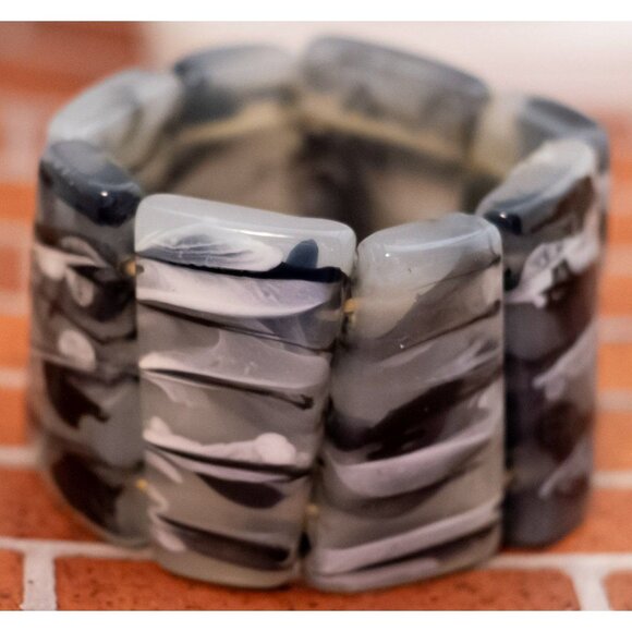 7 inch, Vintage White and Black Plastic Beads Mid Century Bracelet - W30 - Picture 2 of 3